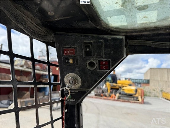 Kompaktlastare Bobcat 463 med redskap 17 of 24