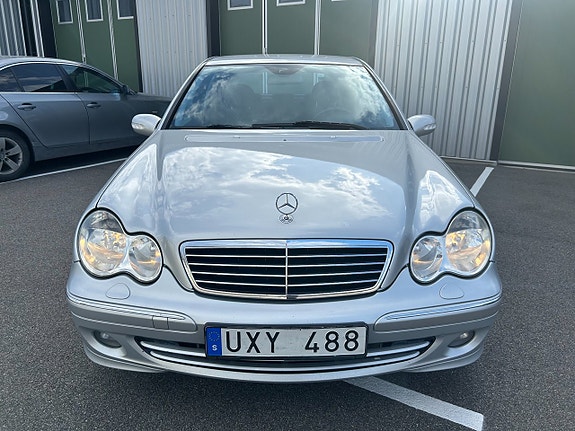 Mercedes-Benz C180 4 of 5