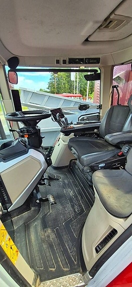 Massey Ferguson 8 S 12 of 17