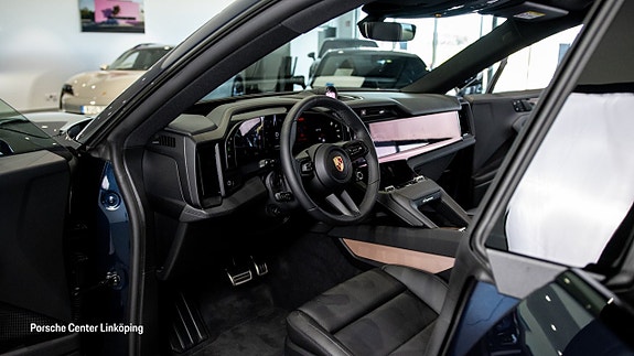 Porsche Cayenne 10 of 27