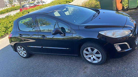 Peugeot 308 2 of 5