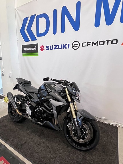 Suzuki GSR750 3 of 5