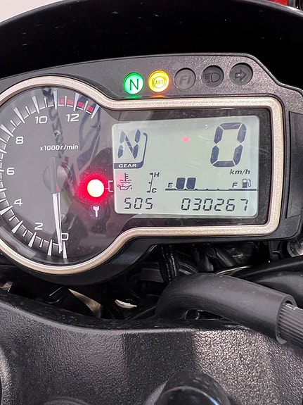 Suzuki GSR750 2 of 5