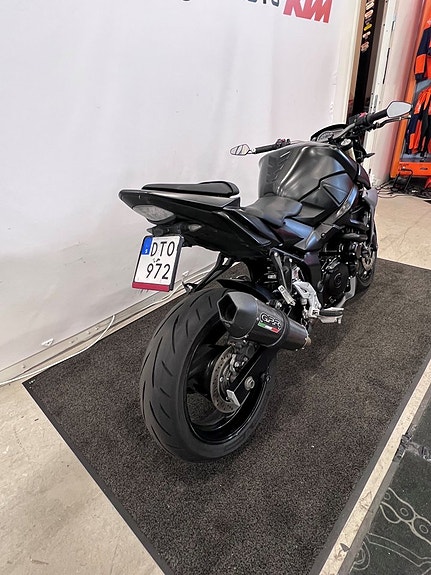 Suzuki GSR750 4 of 5