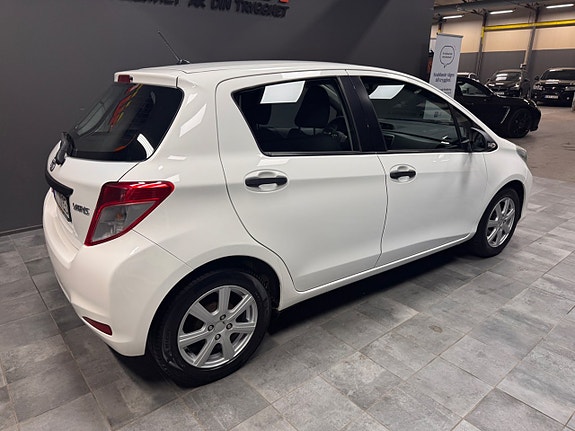 Toyota Yaris 5 of 10