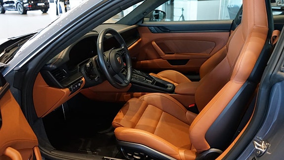Porsche 911 Carrera GTS 7 of 9