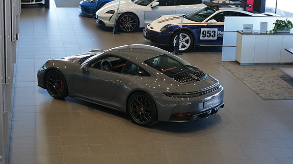 Porsche 911 Carrera GTS 3 of 5