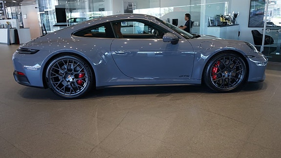 Porsche 911 Carrera GTS 4 of 5