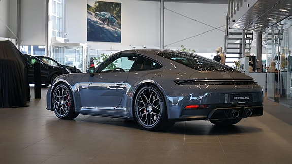 Porsche 911 Carrera GTS 2 of 5