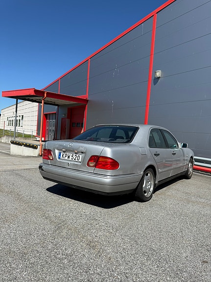 Mercedes-Benz E200 5 of 5