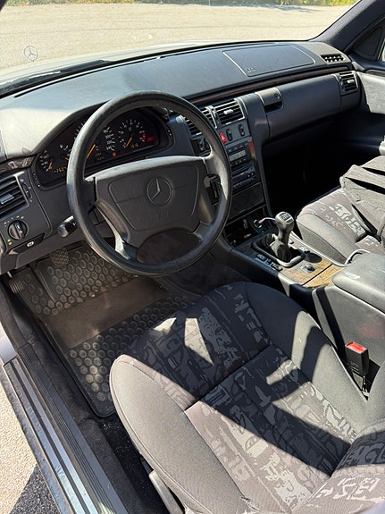 Mercedes-Benz E200 4 of 5