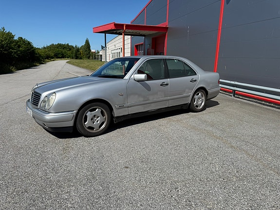 Mercedes-Benz E200 3 of 5