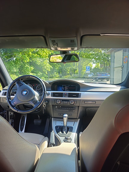 BMW 320i 4 of 5