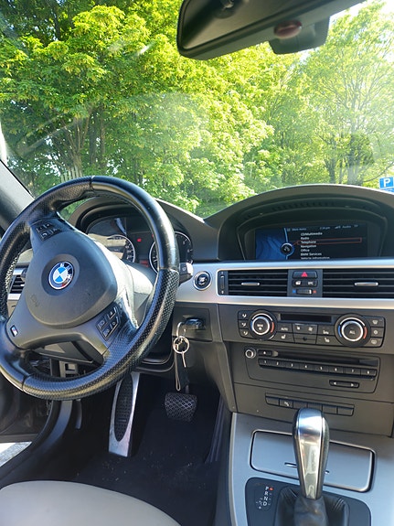 BMW 320i 3 of 5