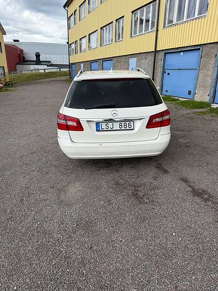 Mercedes-Benz E220 3 of 5
