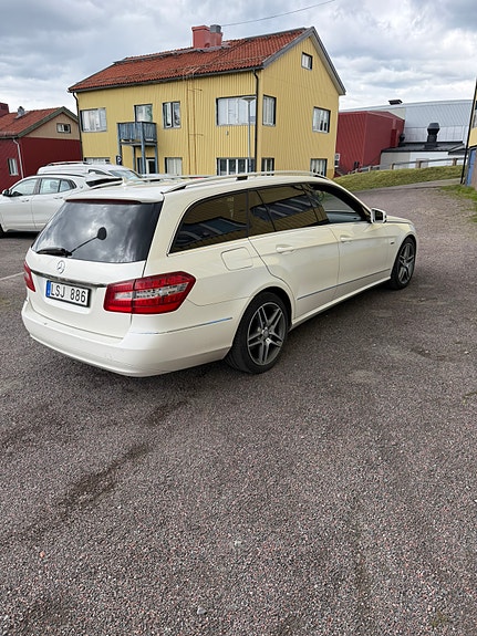 Mercedes-Benz E220 4 of 5