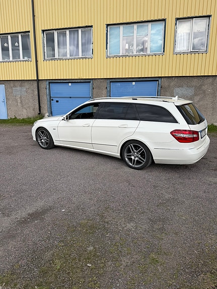 Mercedes-Benz E220 2 of 5