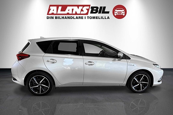 Toyota Auris 2 of 5