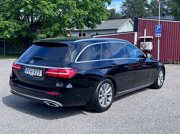Mercedes-Benz E220 3 of 5