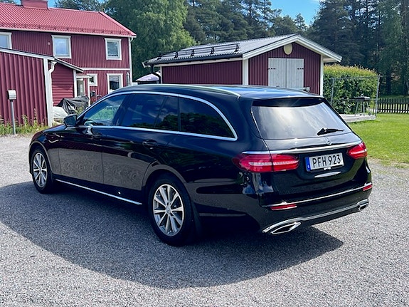 Mercedes-Benz E220 4 of 5