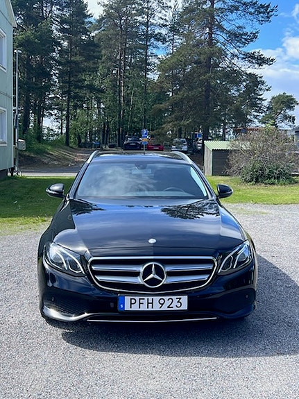 Mercedes-Benz E220 2 of 5