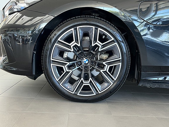 BMW 530e 4 of 5