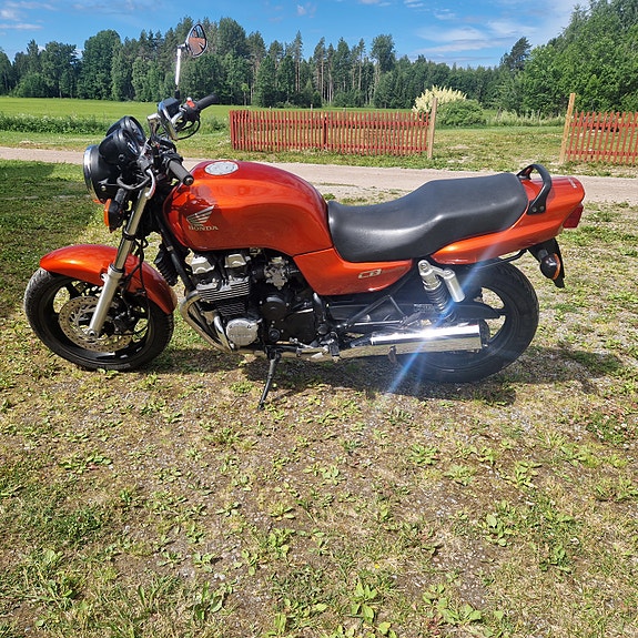Honda CB750F2 (RC42) 2 of 7