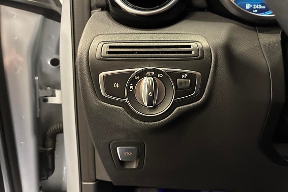 Mercedes-Benz GLC300 de 28 of 30