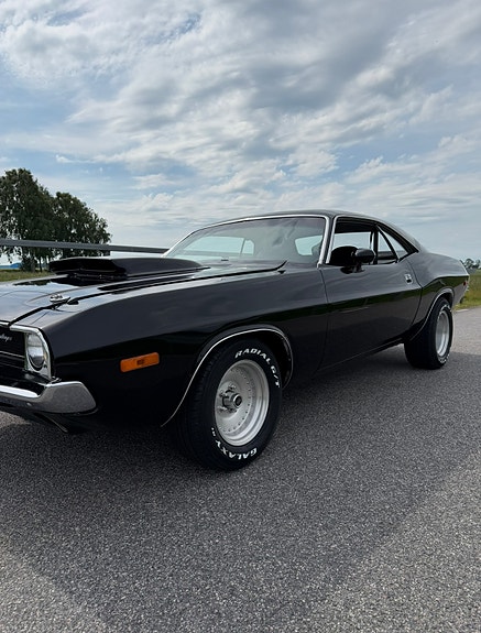Dodge Challenger 2 of 5