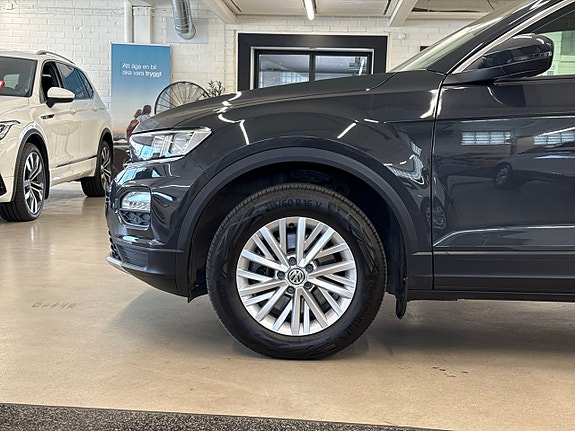 Volkswagen T-Roc 17 of 24
