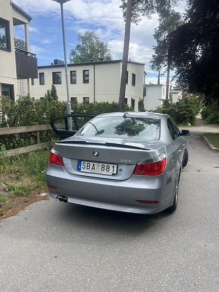 BMW 523i 2 of 5