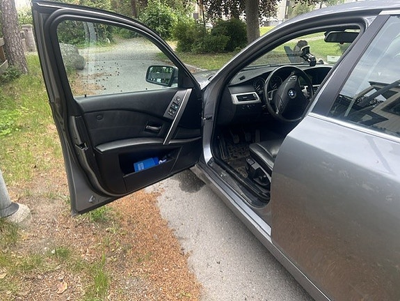 BMW 523i 4 of 5