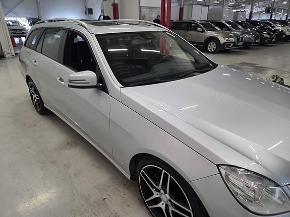 Mercedes-Benz E220 3 of 5
