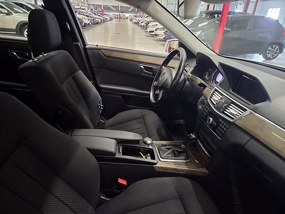 Mercedes-Benz E220 4 of 5