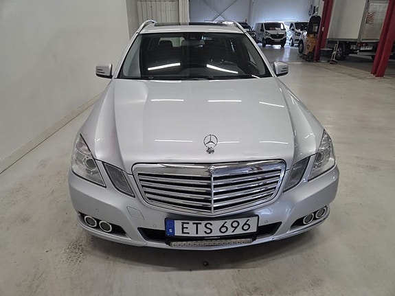 Mercedes-Benz E220 2 of 5
