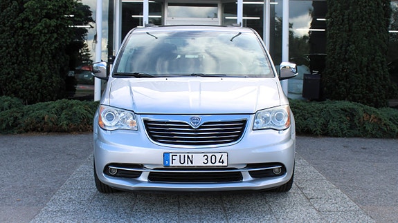 Lancia Voyager 2 of 5