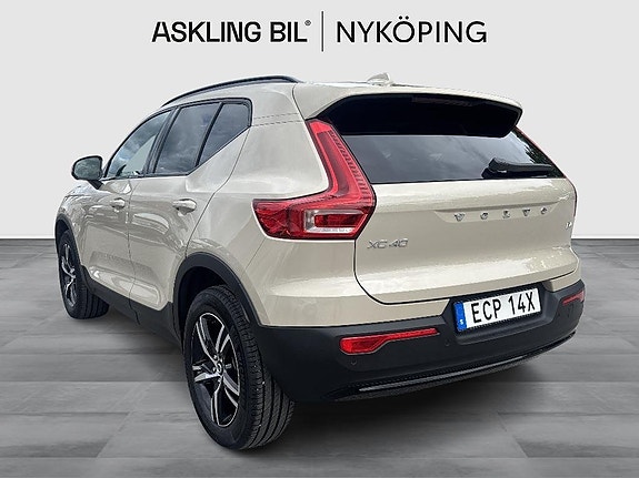 Volvo XC40 2 of 5