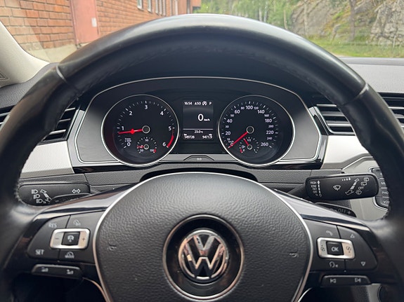 Volkswagen Passat 15 of 25