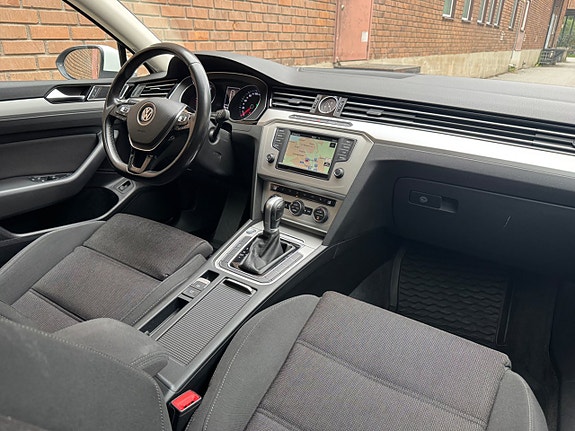 Volkswagen Passat 12 of 25
