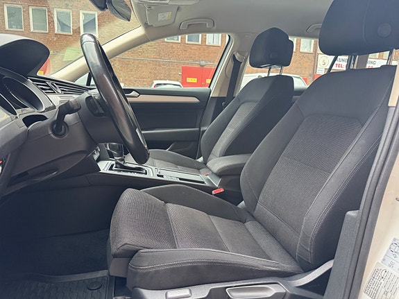 Volkswagen Passat 10 of 25