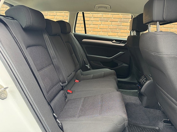 Volkswagen Passat 13 of 25
