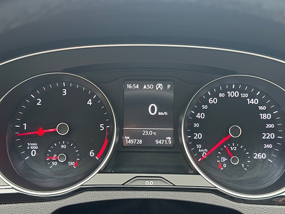 Volkswagen Passat 16 of 25
