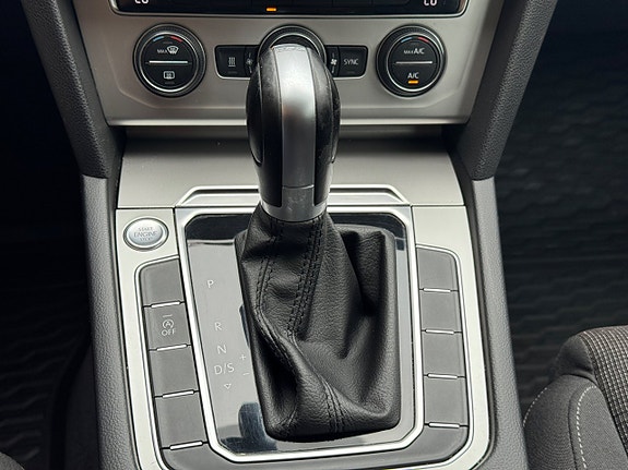 Volkswagen Passat 17 of 25