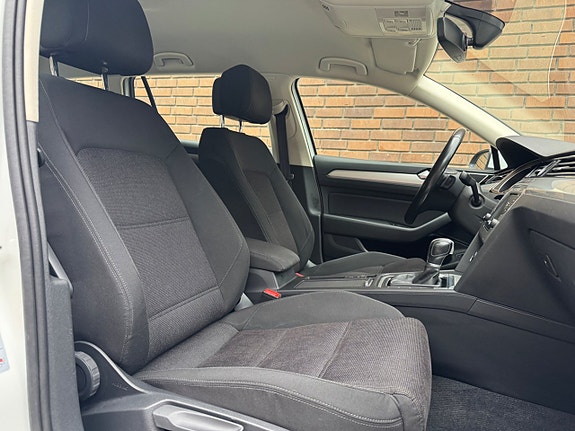 Volkswagen Passat 11 of 25