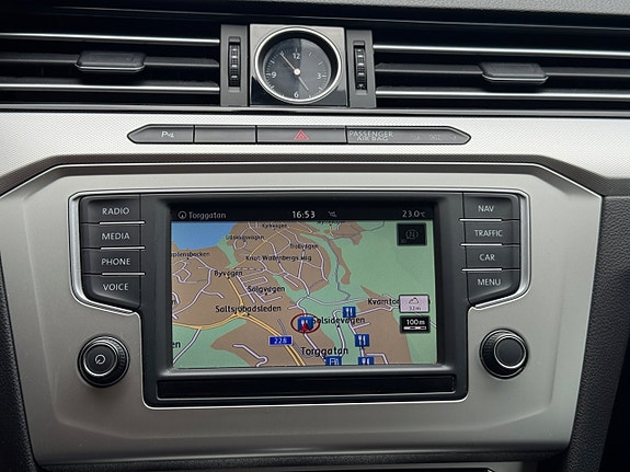 Volkswagen Passat 18 of 25