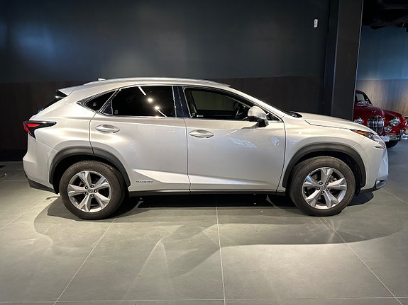 Lexus NX300h 5 of 5