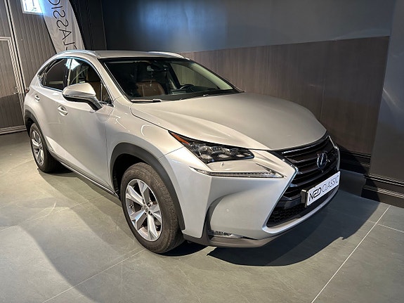 Lexus NX300h 4 of 5