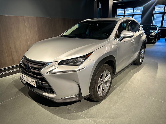 Lexus NX300h 2 of 5