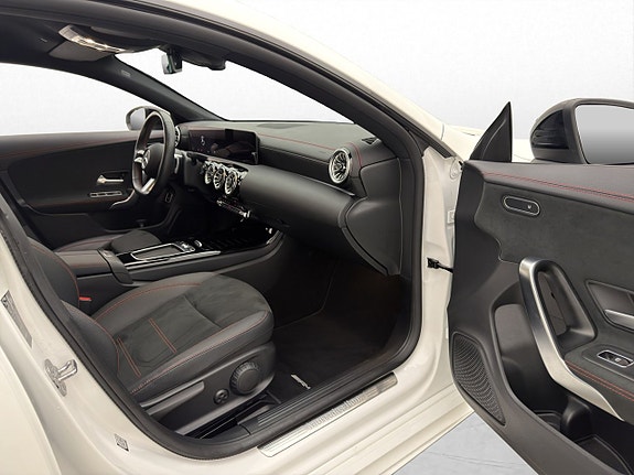 Mercedes-Benz CLA200 28 of 30