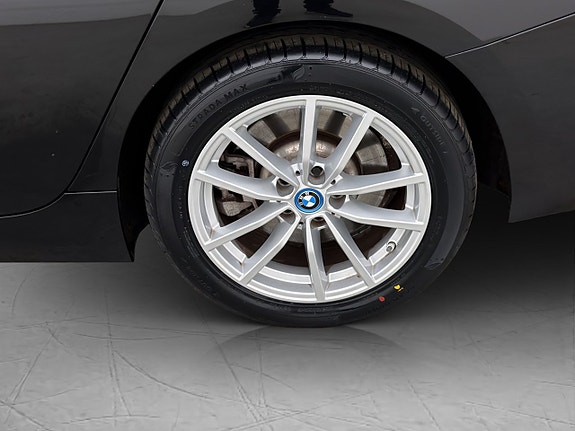 BMW 330e 29 of 30